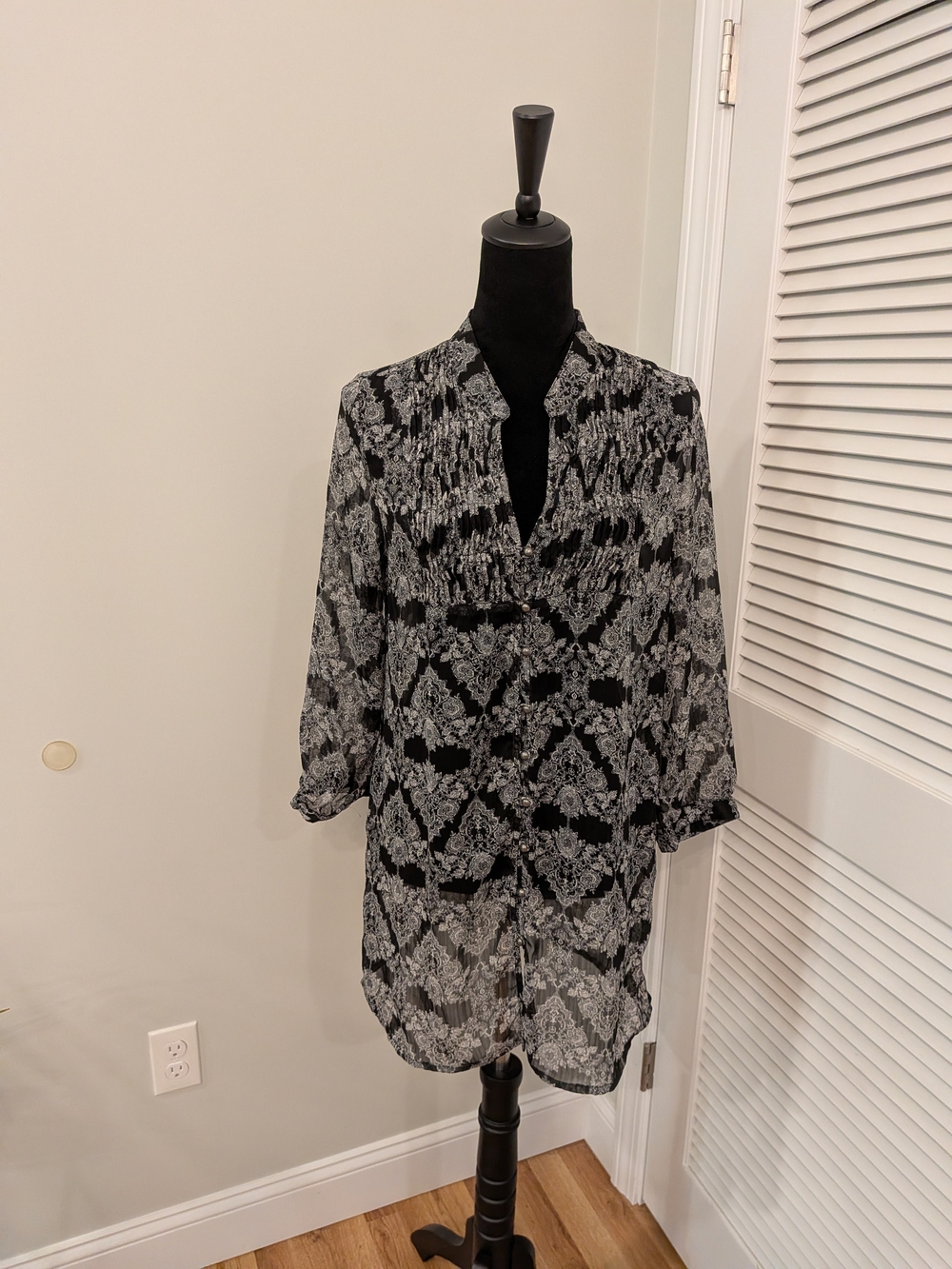 B#1: Black & White Patterned Women's Longline Blouse 3/4 Sleeve Size Medium